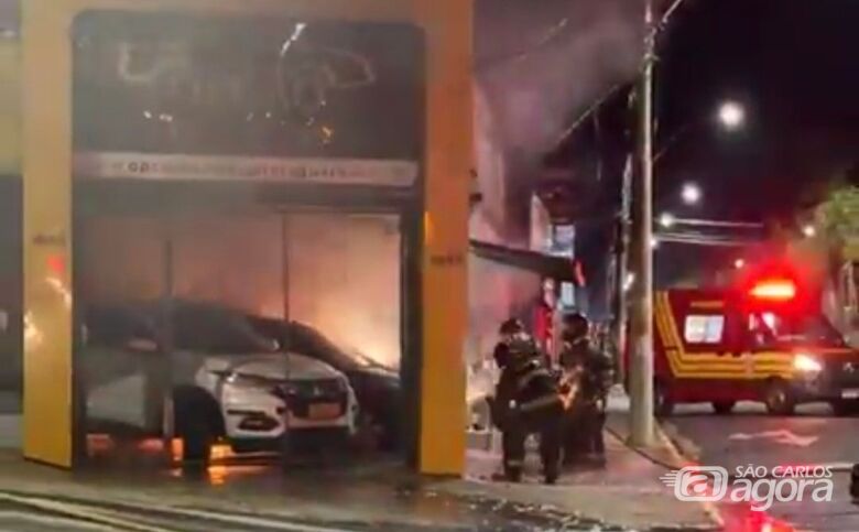 Criminoso ateia fogo em garagem de veículos na região - Crédito: Foto: Cristiano Rumaqueli