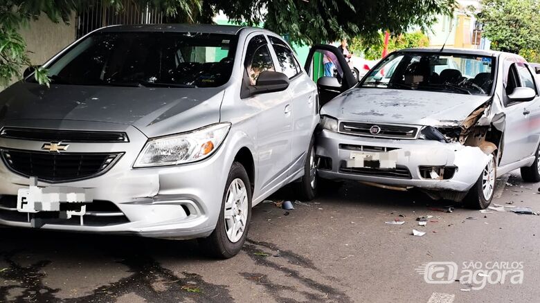 Colisão envolvendo quatro veículos é registrada no Centro - Crédito: Maycon Maximino