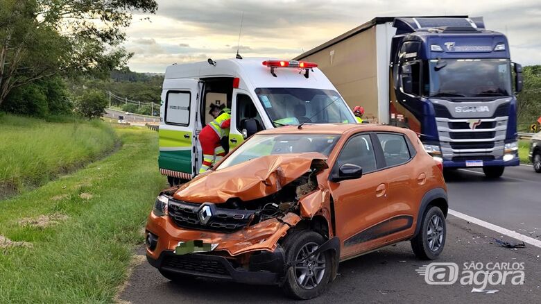 Colisão traseira entre carro e caminhão causa lentidão na Rodovia Washington Luís - Crédito: SCA