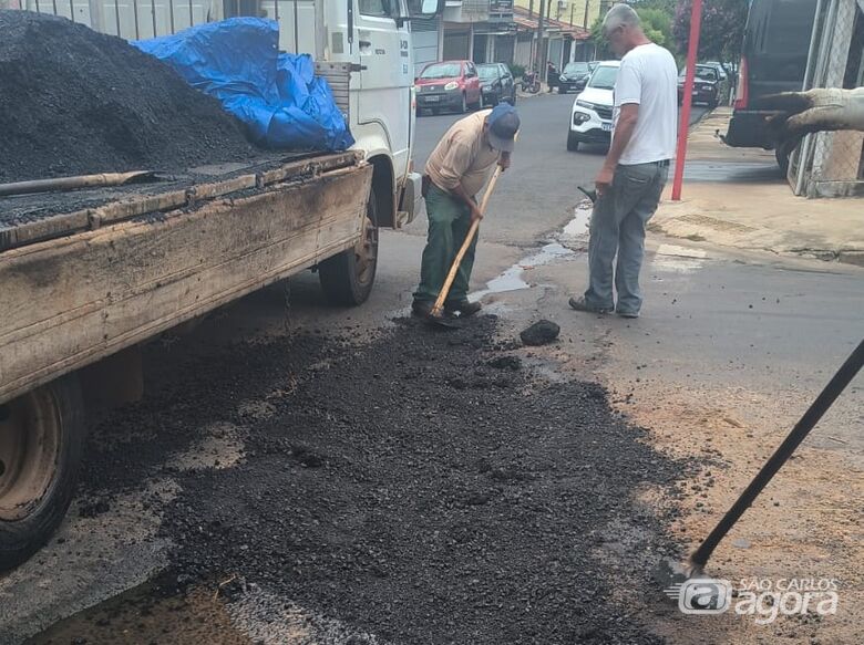 Prefeitura realiza reparo em buraco de cruzamento no Santa Felícia - 