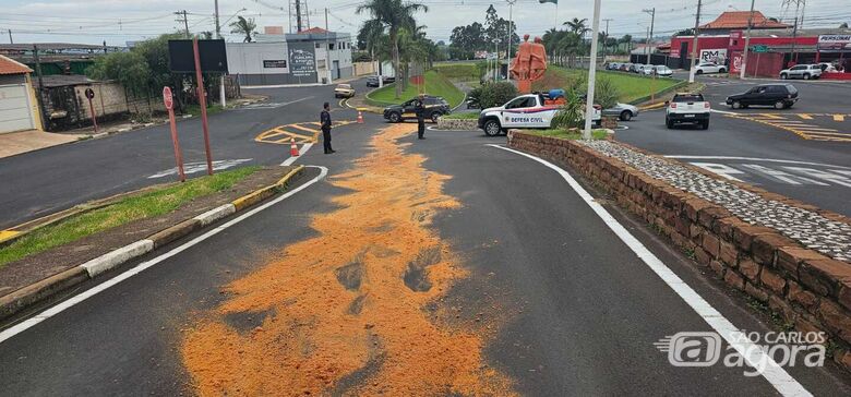 Ação rápida evita acidentes após derramamento de óleo em rua próxima a viaduto de Ibaté - 