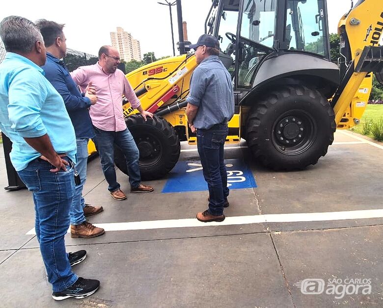 Prefeitura de São Carlos recebe nova retroescavadeira para reforçar serviços de zeladoria urbana - 