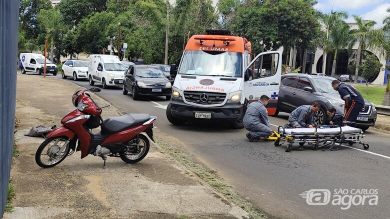 Colisão entre carro e moto deixa motociclista ferida próximo a USP - Crédito: SCA