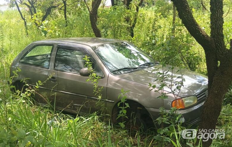 Veículo é localizado abandonado em área de mata no Antenor Garcia - Crédito: SCA