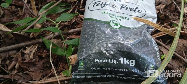Mais de 20 pacotes de feijão são encontrados abandonados às margens de córrego - Crédito: SCA