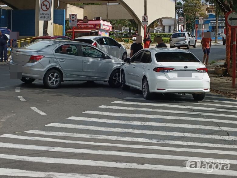Colisão entre Corolla e Prisma é registrada em frente à rodoviária - Crédito: Whatsapp SCA