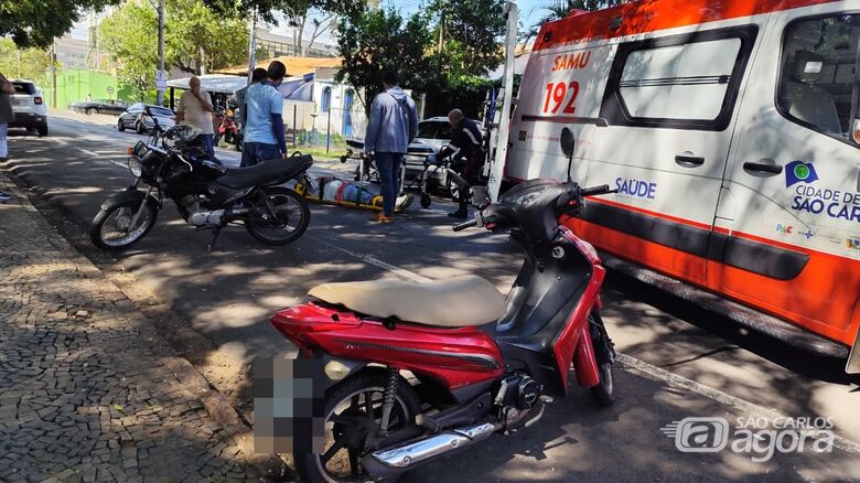 Colisão deixa motociclista de aplicativo ferido no Centro - Crédito: SCA