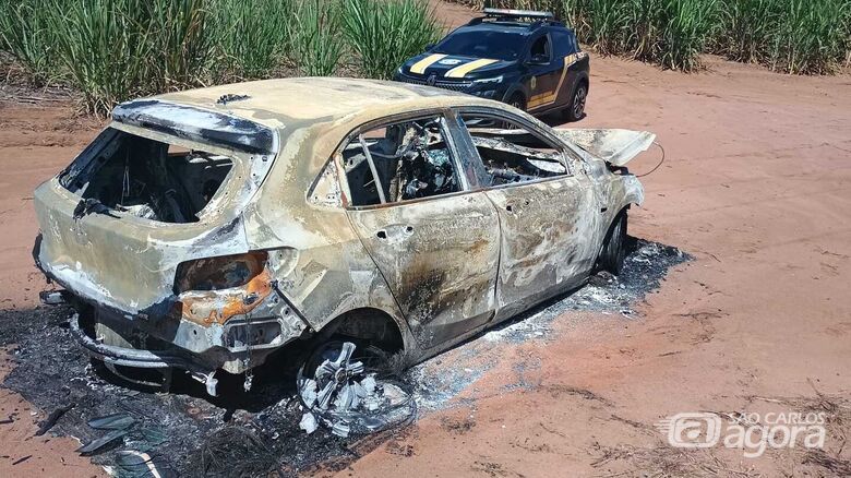 Veículo roubado é encontrado incendiado em estrada rural de Ibaté -