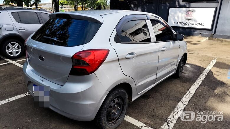 Carro suspeito de clonagem é localizado e apreendido pela PM próximo ao shopping - Crédito: SCA