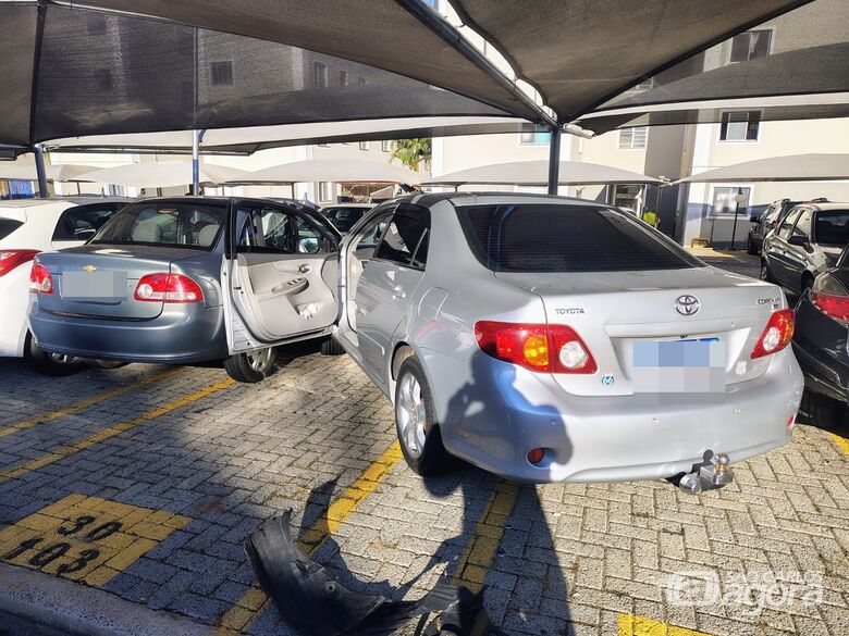 Mulher passa mal ao volante e colide contra quatro veículos em condomínio na região do shopping - Crédito: Whatsapp SCA