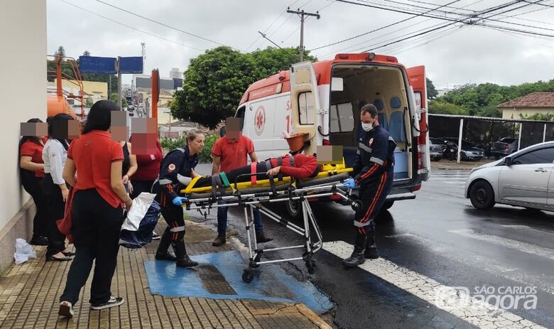 Motociclista sofre queda em faixa de pedestres e fratura tornozelo no Centro - Crédito: SCA