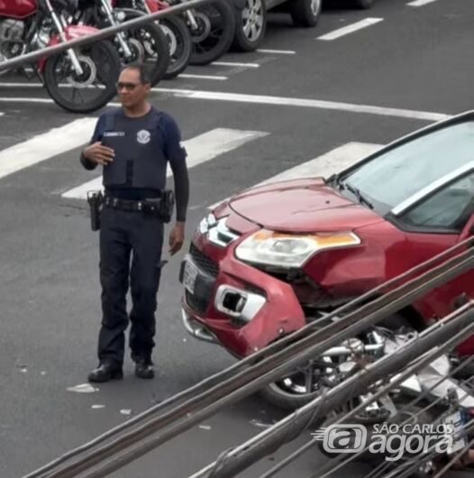 Motociclista fica ferida em acidente entre carro e moto em Ibaté -