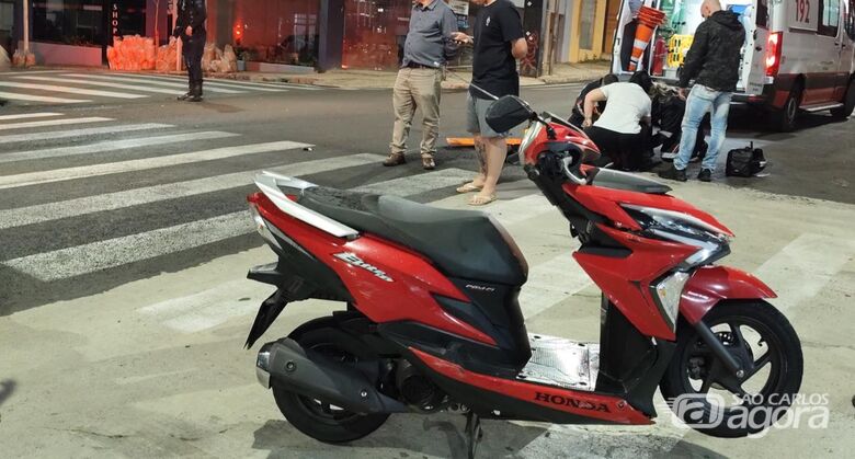 Motociclista fica ferida após colisão com carro em cruzamento no Centro de São Carlos - Crédito: Foto: Maycon Maximino/São Carlos Agora