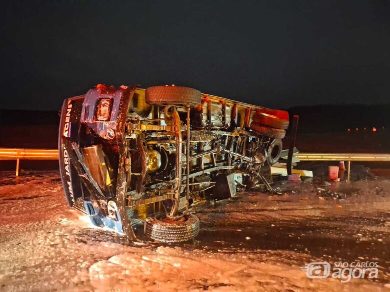Acidente com caminhão deixa três feridos na SP-318 - Crédito: Maycon Maximino