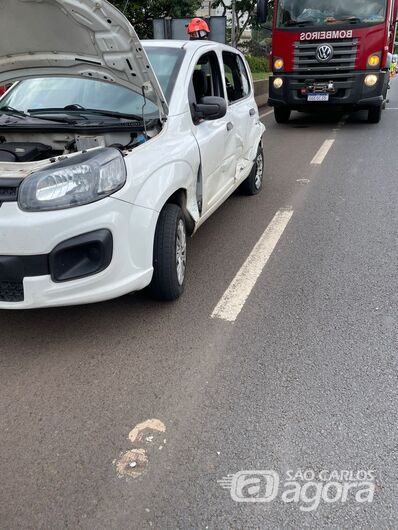 Colisão entre carro e caminhão é registrada na SP-318 - Crédito: SCA