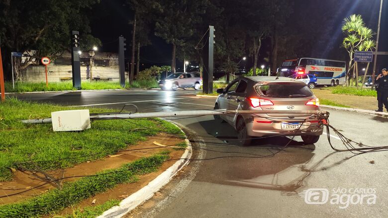 Caminhão puxa fiação e derruba poste em frente ao cemitério na Avenida São Carlos - Crédito: SCA