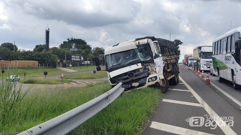 Colisão traseira entre caminhões é registrada na Rodovia Washington Luís - Crédito: SCA