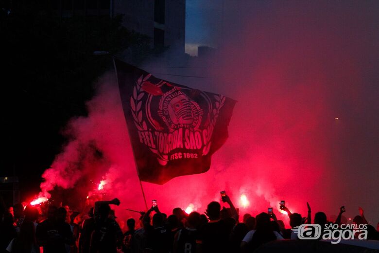 Torcedores do Corinthians comemoram título da Supercopa na Avenida São Carlos - Crédito: Lourival Izaque 