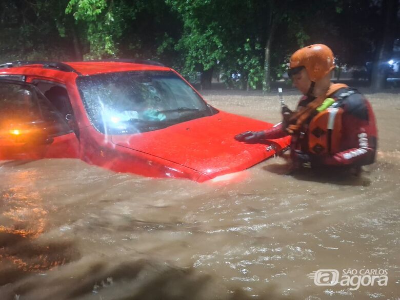 Veículo ilhado na região do Kartódromo  - Crédito: SCA