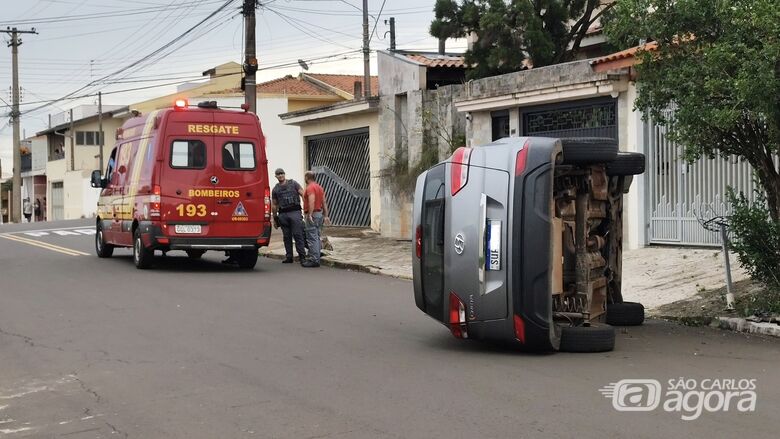 Veículo tomba após colisão com árvore no Portal do Sol - Crédito: SCA