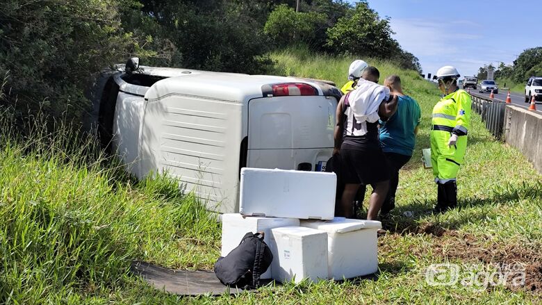 Fiorino capota na SP-318, em São Carlos - Crédito: SCA