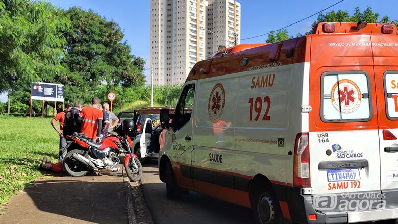 Motociclista fica ferido após queda na Avenida Comendador Alfredo Maffei - Crédito: SCA