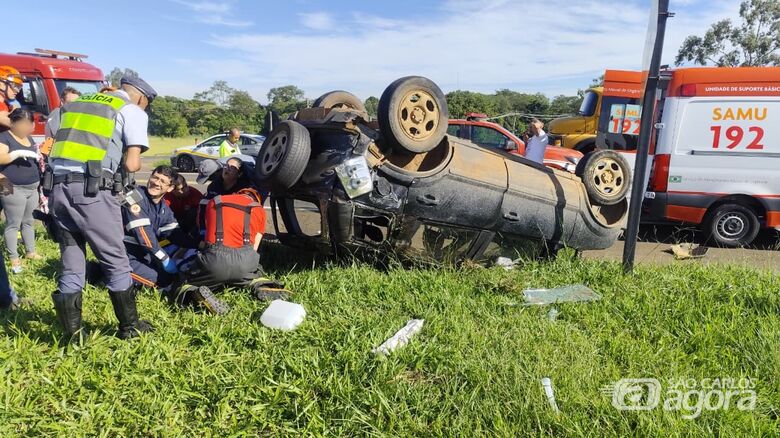 Carro capota após colisão na SP-215; quatro pessoas ficam feridas - Crédito: SCA