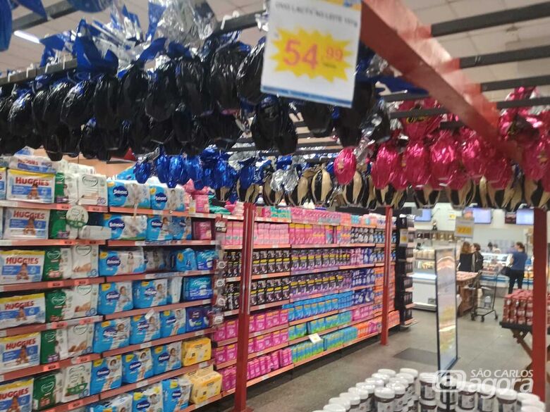 Ovos de páscoa em supermercado: melhora mais significativa nos preços para o consumidor final só deve ocorrer a partir de 2026, após a indústria conseguir equilibrar os estoques com o cacau mais barato.  - Crédito: SCA