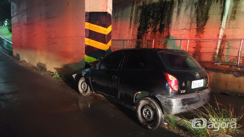 Motorista fica ferido após colidir carro contra pilar do pontilhão da Praça Itália  - Crédito: SCA