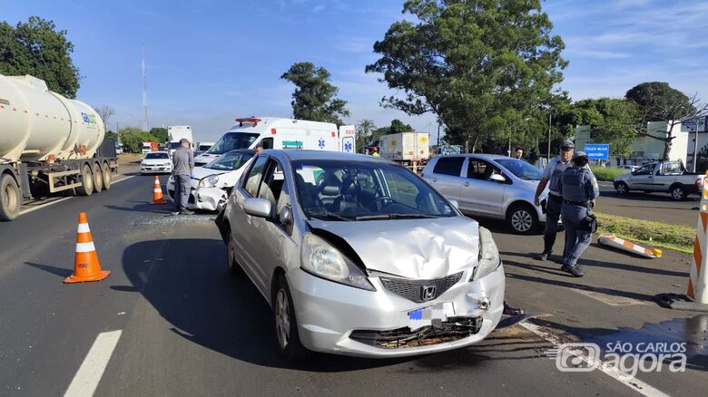 Engavetamento com cinco veículos deixa duas pessoas feridas na WL - Crédito: SCA