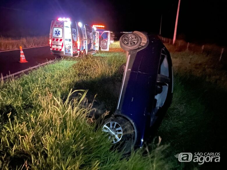 Motorista capota carro após ser fechado na alça da SP-215 - Crédito: SCA