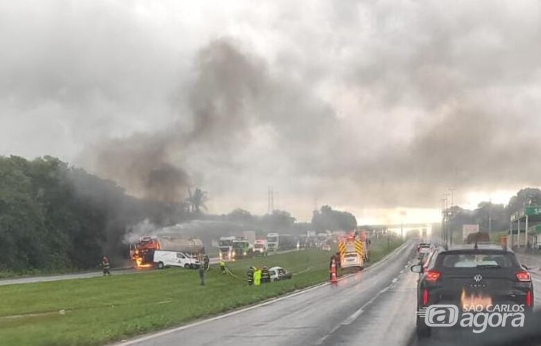 Carreta pega fogo após engavetamento e interdita rodovia Washington Luís - Crédito: SCA