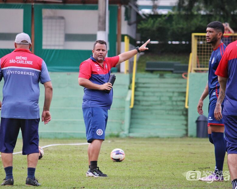 Rafael Andrade projeta confronto difícil fora de casa e confia em evolução do Grêmio São-Carlense no Paulistão A4 2026. - Crédito: Reprodução Grêmio