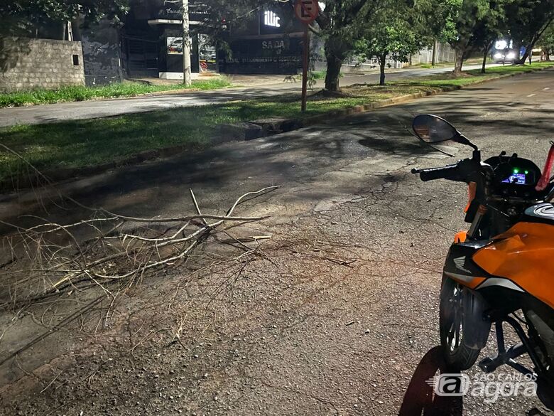 Entregador sofre acidente ao passar sobre buraco  - Crédito: SCA