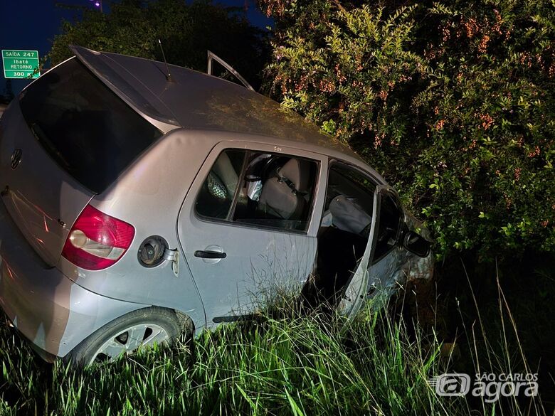 Motorista perde controle e veículo colide contra árvore em Ibaté -