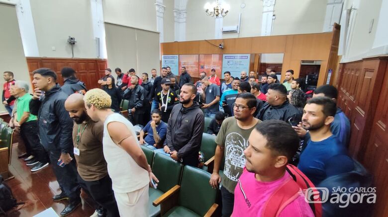 Motoboys protestam na Câmara de São Carlos contra lei que regulamenta a profissão - Crédito: SCA