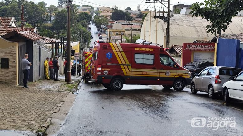 Morador ateia fogo em materiais acumulados e mobiliza bombeiros no Centro - Crédito: SCA