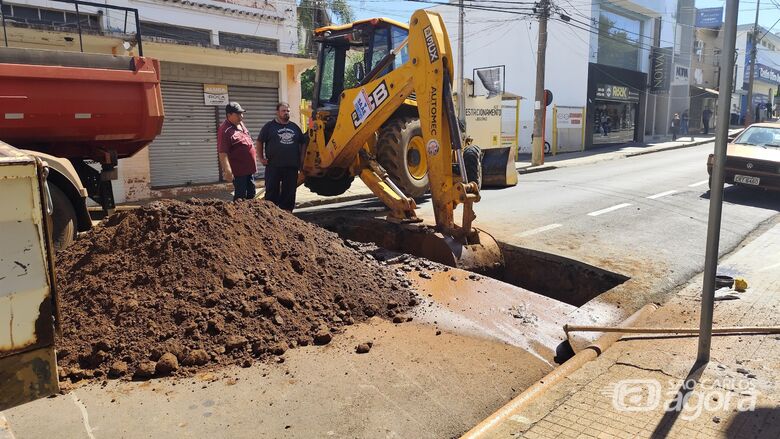Vazamento de gás assusta comerciantes e interdita trecho de rua - Crédito: SCA