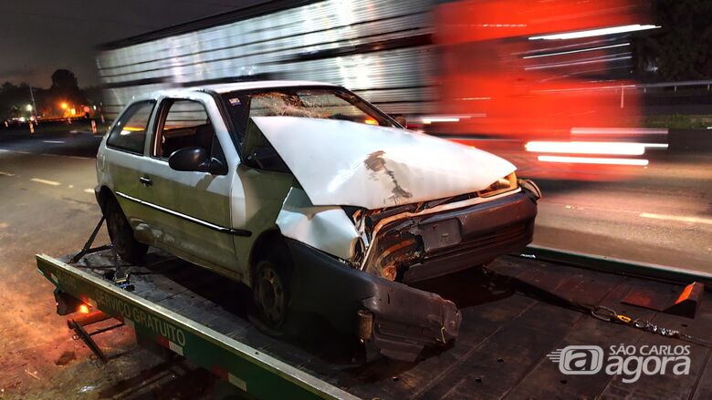 Carro bate em poste em alça de acesso da Washington Luís  - Crédito: SCA