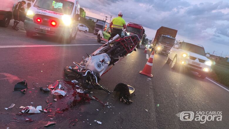 Motociclista morre após colisão com caminhão na SP-310; passageira está em estado grave - Crédito: SCA
