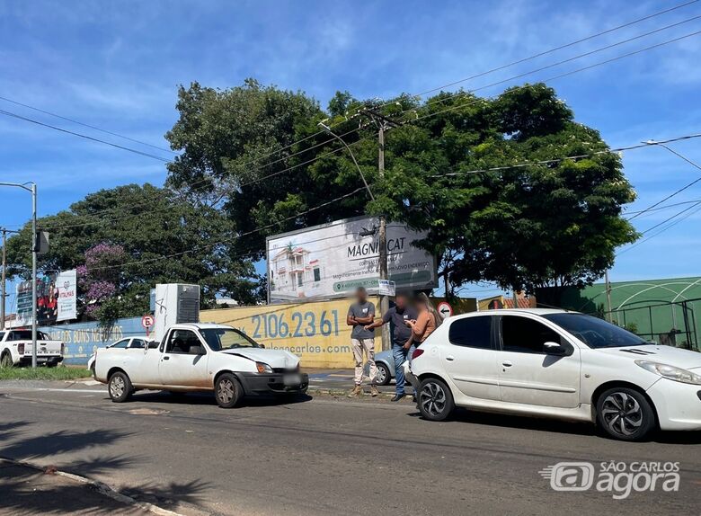 Buraco causa colisão traseira defronte ao SAMU - Crédito: SCA
