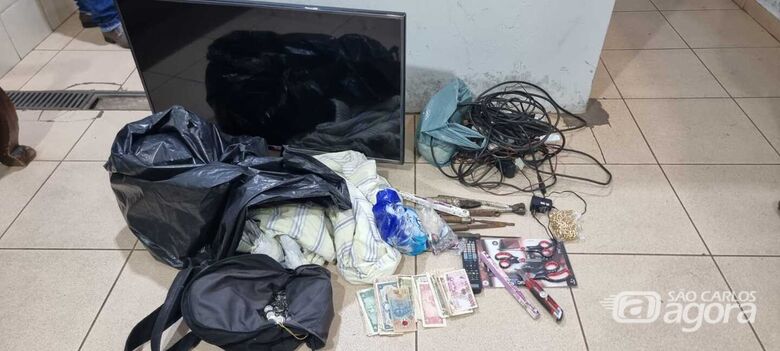 Dupla é detida com televisão e objetos de procedência duvidosa na Vila Marcelino - Crédito: divulgação 
