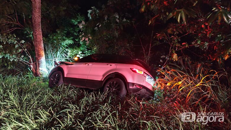 Motorista sofre mal súbito e colide Land Rover contra árvore na SP-215 - Crédito: SCA