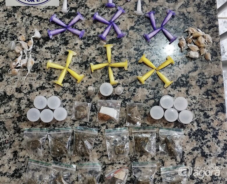 Drogas são localizadas em caixa de correio no CDHU de Ibaté - Crédito: SCA