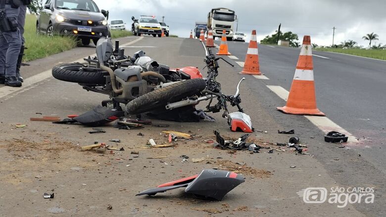 Entregador morre após colisão com caminhonete na Rodovia Washington Luís, em Ibaté - Crédito: SCA