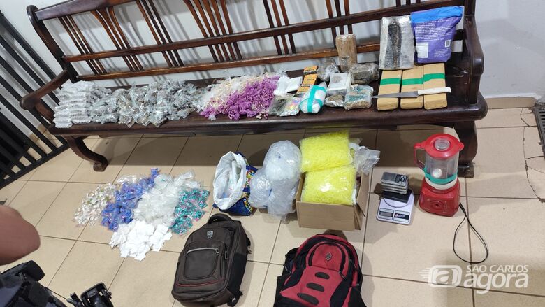 Força Tática e ROCAM estouram "casa bomba" com mais de 15 quilos de drogas - Crédito: SCA