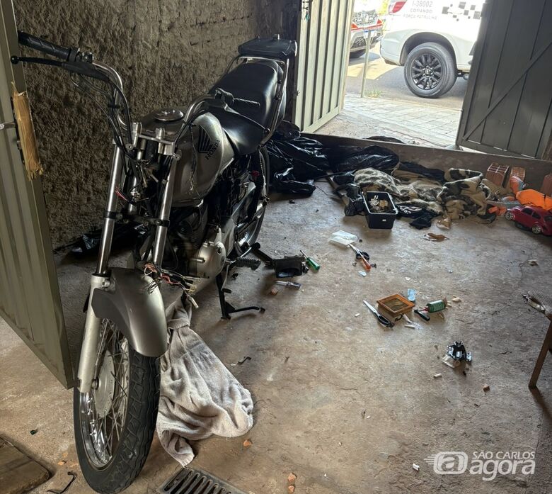 Motocicleta furtada é encontrada desmontada em garagem - Crédito: Lourival Izaque