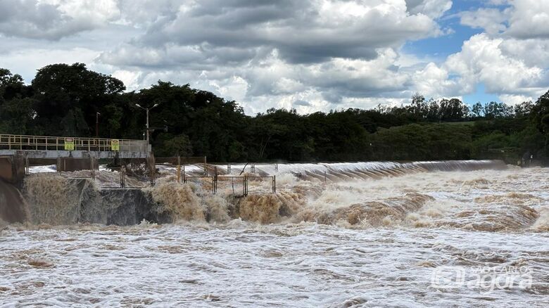 O Rio Mogi Guaçu em Pirassununga: o período de Piracema tem o objetivo de proteger o processo de migração das espécies nativas da Bacia do rio Tietê  Paraná, garantindo a reprodução dessas espécies - Crédito: arquivo