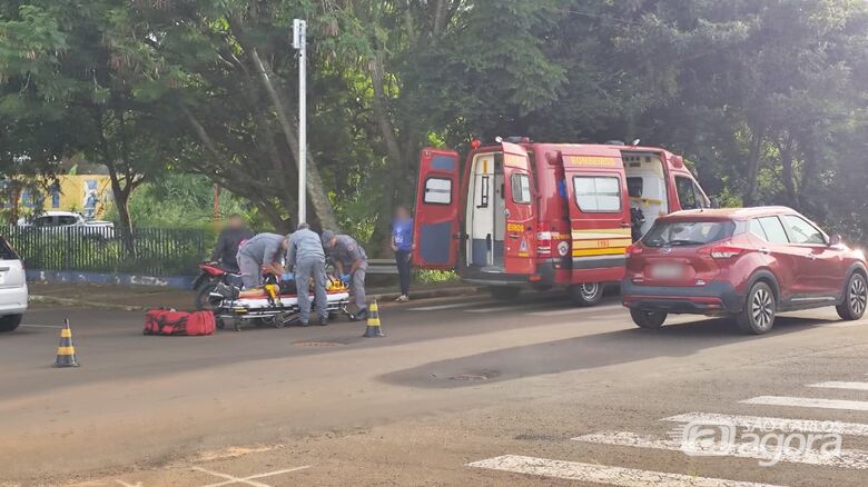 Ciclista fica ferido após caminhonete avançar "pare" em cruzamento de São Carlos - Crédito: SCA