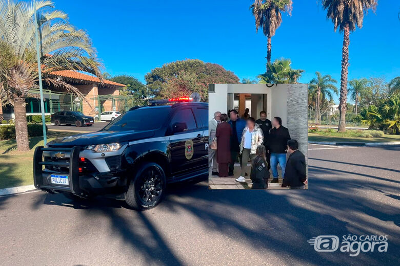 Policiais deixando o Damha II e  no detalhe o casal de advogados - Crédito: arquivo